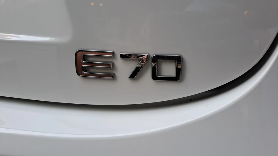 Vista frontal del Dongfeng E70 con iluminación y diseño elegante