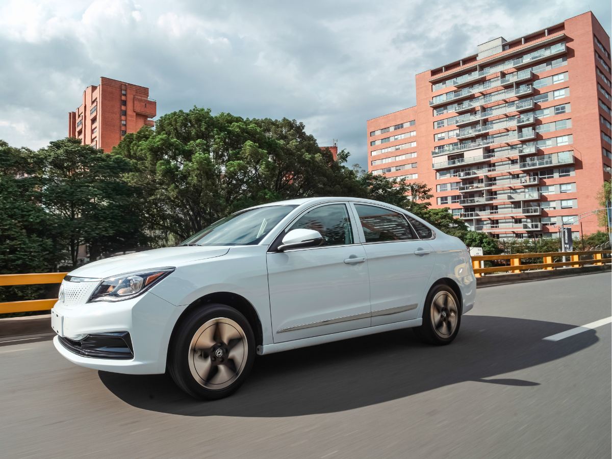 Vehículo eléctrico Dongfeng E70 tipo sedán, color [indicar color], con carrocería aerodinámica y enfoque en eficiencia energética.