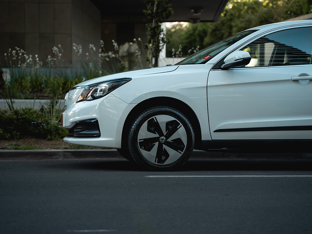Dongfeng E70 estacionado mostrando su diseño aerodinámico y moderno